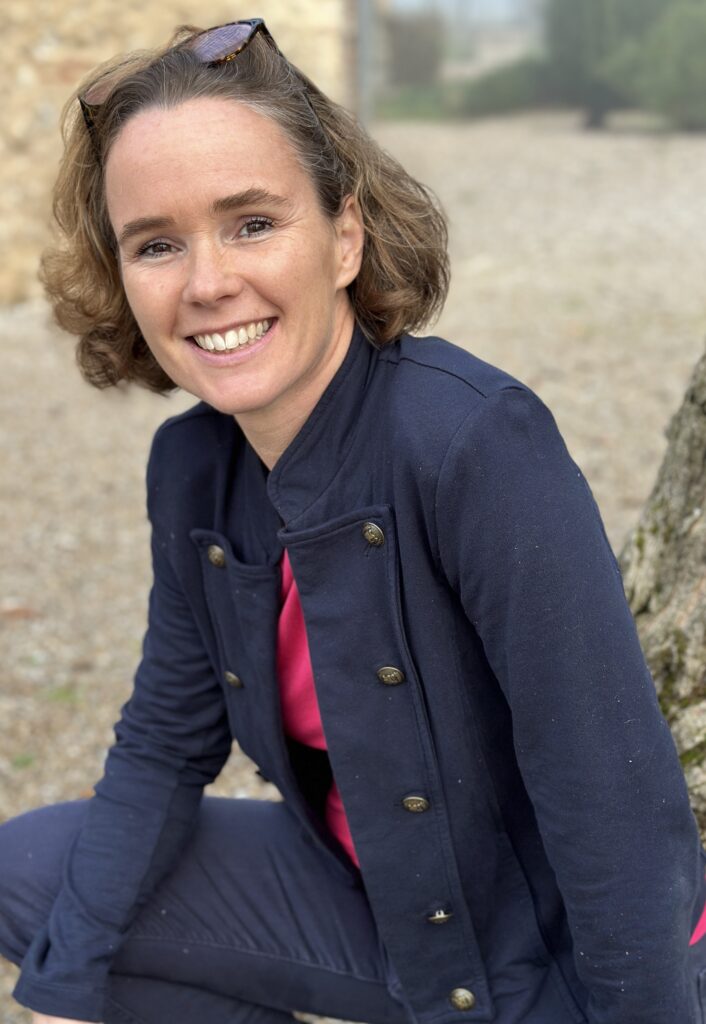 Portrait d’une architecte d’intérieur spécialisée en rénovation et aménagement d’espaces