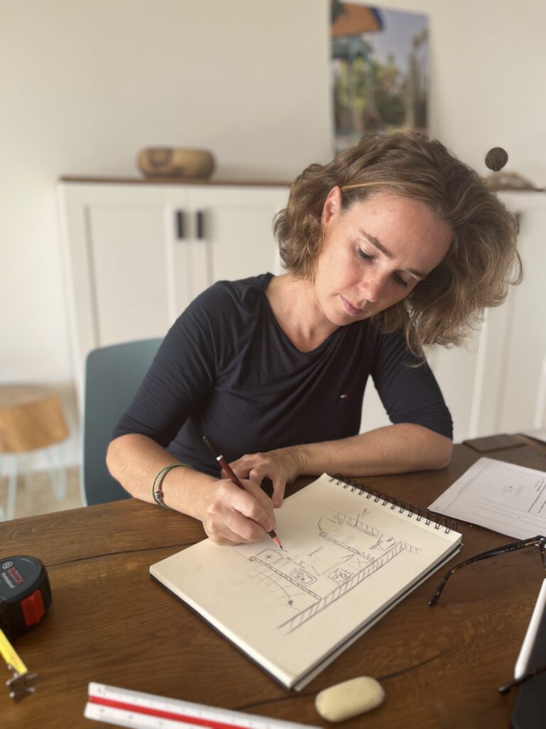 Architecte d’intérieur réalisant un croquis et une étude d’aménagement pour un projet de rénovation
