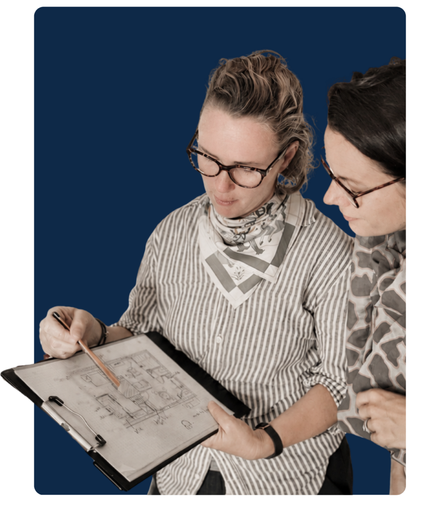 Architecte d'intérieur présentant un plan d'aménagement à un client.