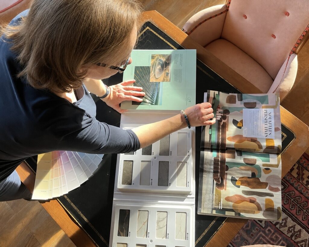 Architecte d'intérieur consultant des échantillons de matériaux et de couleurs.